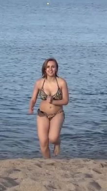 Hannah Witton tits bouncing at beach