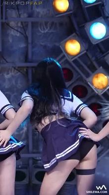 Seihee moving her butt side to side